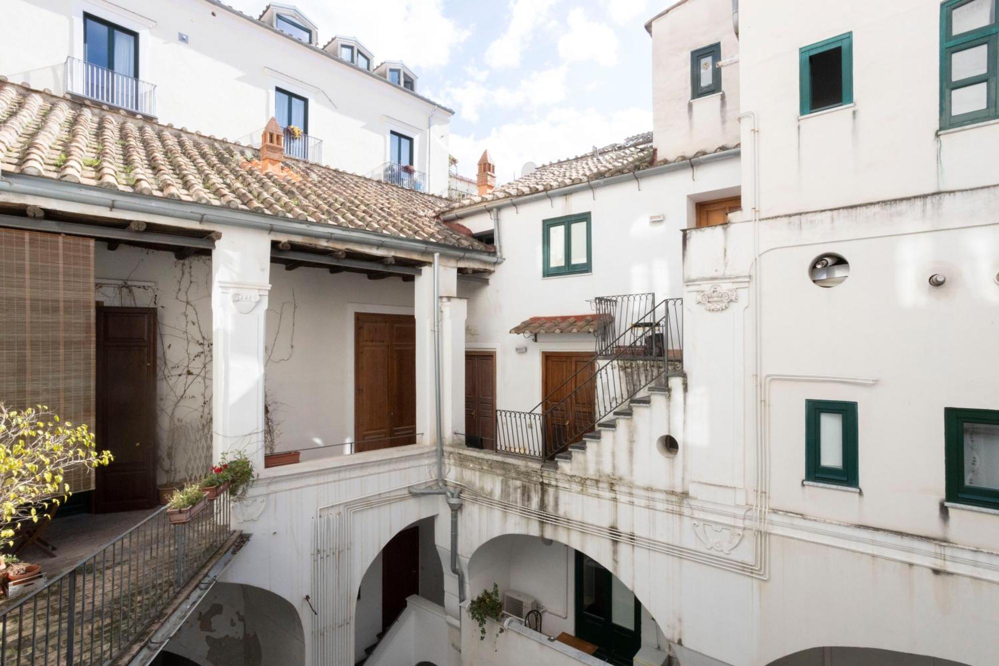 Qu4Ttro I Domo House Apartment Salerno Exterior photo